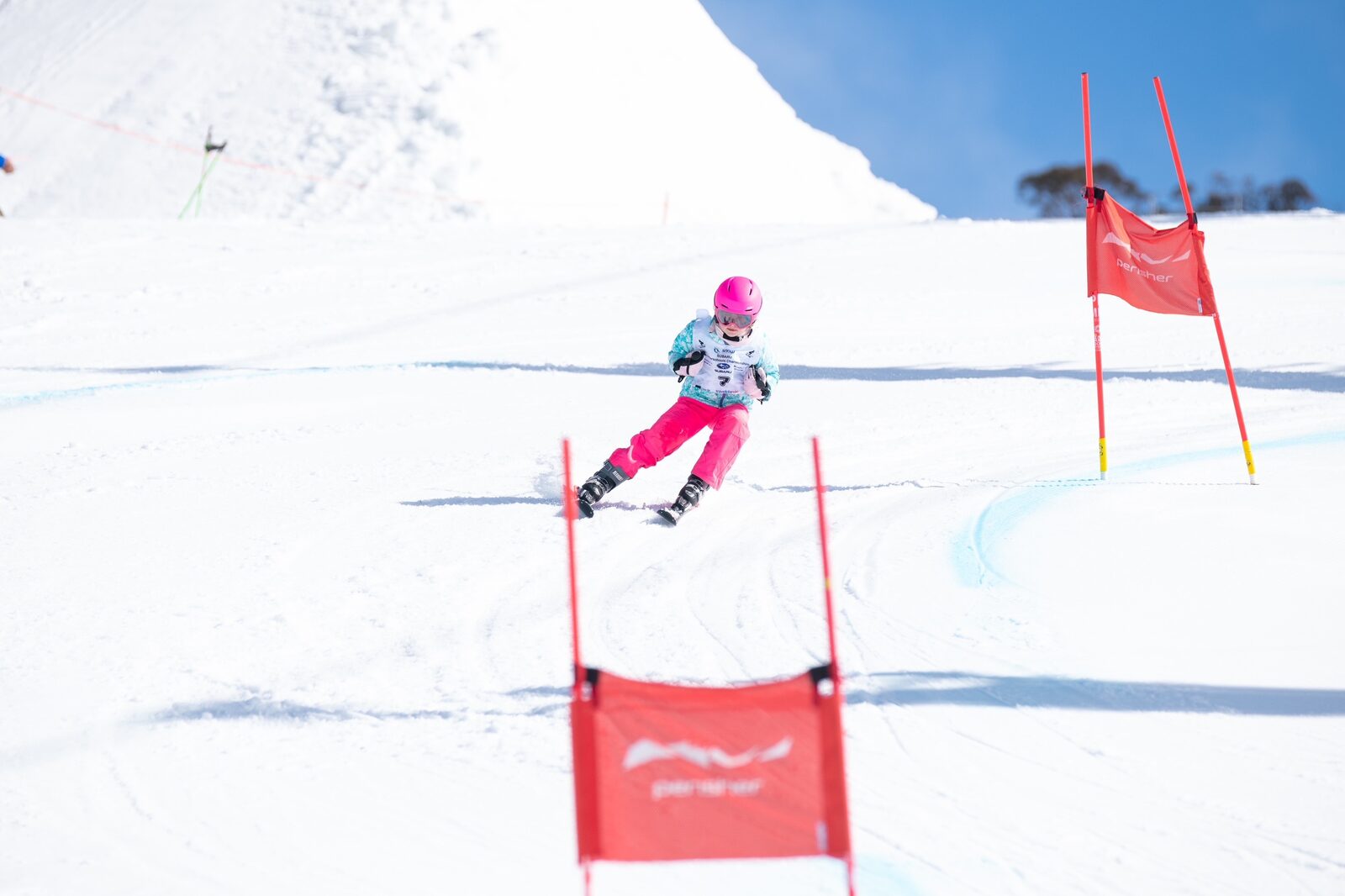 Charlotte Longley racing ski GS at Perisher